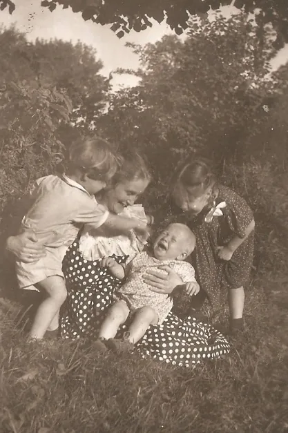 Małgorzata Baraniecka z trojgiem dzieci, 1949