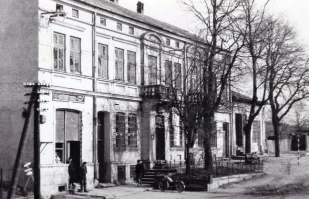 Budynek apteki w Dynowie na fotografii z 1970 roku