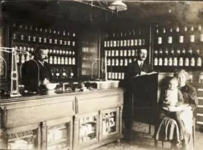 Wnętrze apteki Baranieckich w Dynowie, 1912